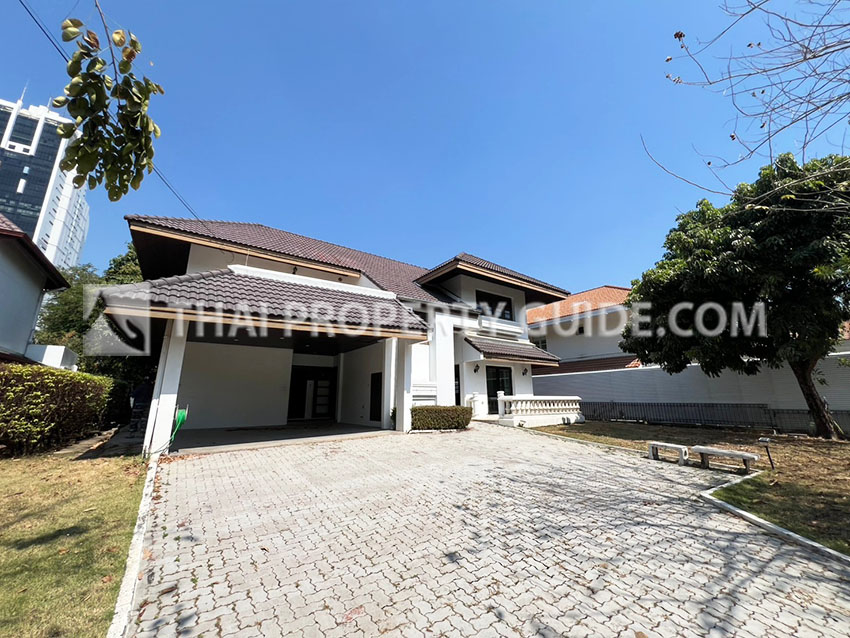 House with Shared Pool in Bangnatrad 